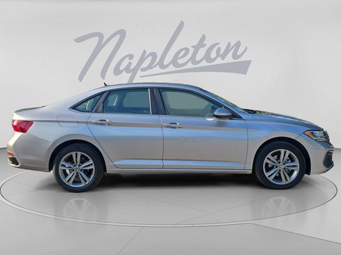Certified 2024 Volkswagen Jetta SE FWD image 9