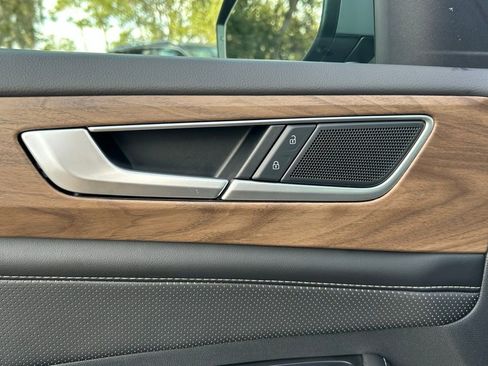 Used 2025 Volkswagen Atlas SE w/ Panoramic Sunroof Package image 19