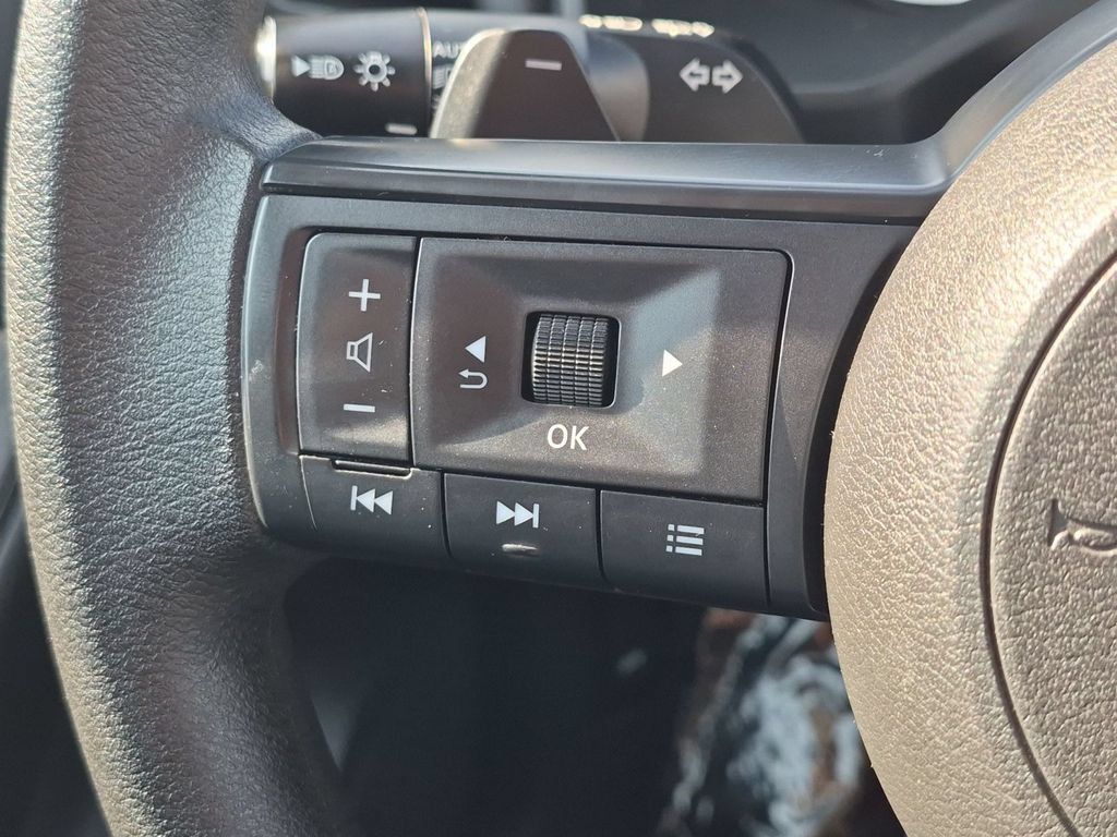 Used 2024 Nissan Rogue S AWD/4WD image 18
