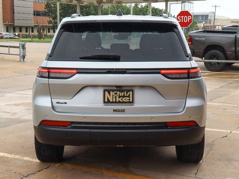 Used 2023 Jeep Grand Cherokee Altitude image 13