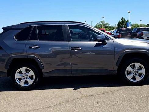 Used 2021 Toyota RAV4 XLE w/ Convenience Package FWD image 10