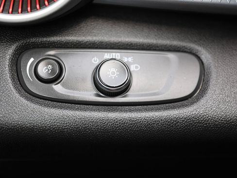 Used 2025 Chevrolet Trax RS FWD image 33