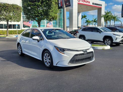 Used 2020 Toyota Corolla LE image 2