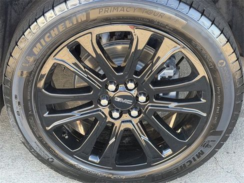 Used 2023 GMC Acadia SLT w/ Elevation Edition image 8