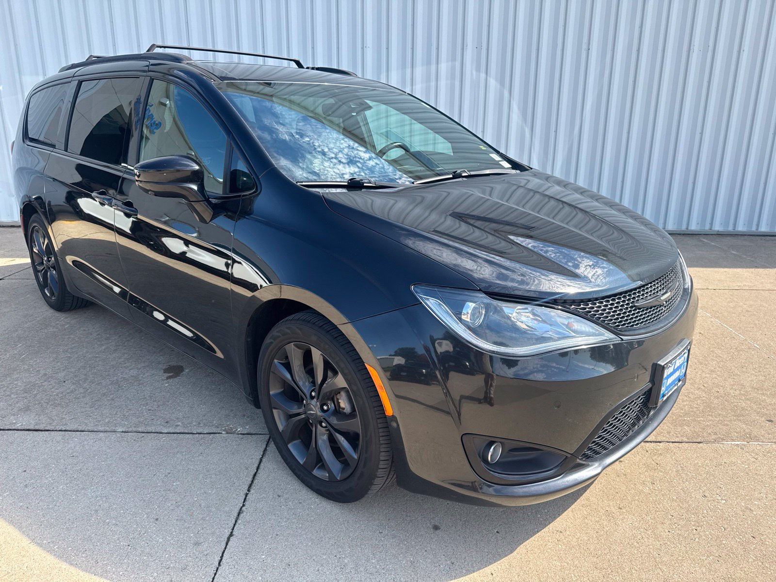Used 2019 Chrysler Pacifica Touring Plus w/ Advanced Safetytec Group FWD image 2