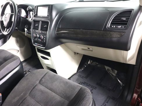 Used 2018 Dodge Grand Caravan SE w/ UConnect Hands-Free Group image 31