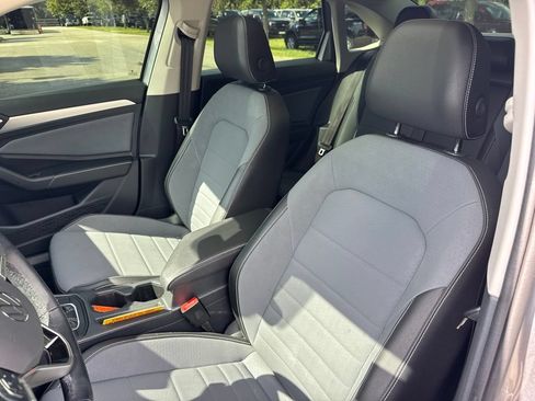 Used 2025 Volkswagen Jetta SE FWD image 10