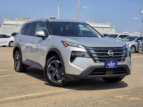 Used 2024 Nissan Rogue SV FWD image 2