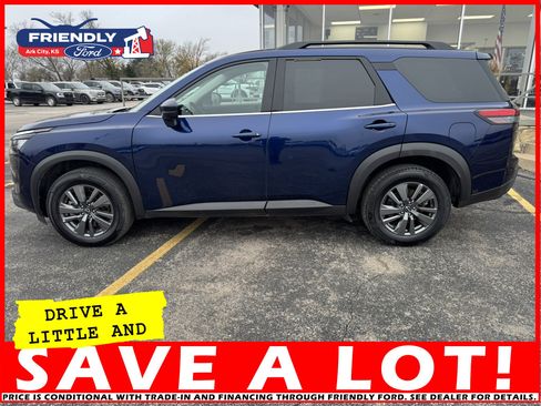 Used 2024 Nissan Pathfinder SV image 2