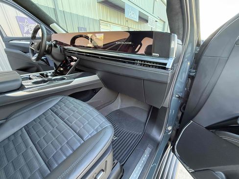 Used 2025 Cadillac Escalade V w/ LPO, ONYX Package image 67