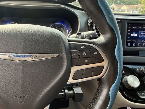 Used 2020 Chrysler Pacifica Touring-L FWD image 22