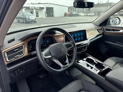 Used 2025 Volkswagen Atlas SE FWD image 11