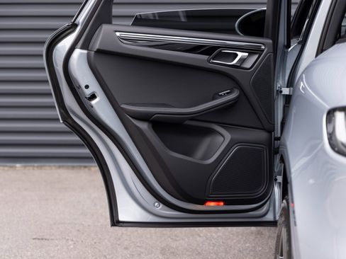 Used 2025 Porsche Macan image 25