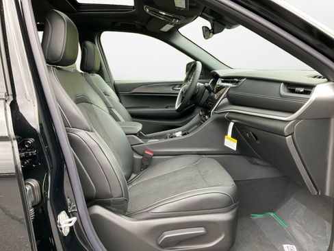 New 2025 Jeep Grand Cherokee Altitude image 15