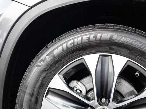 Used 2024 Toyota Highlander XLE image 9