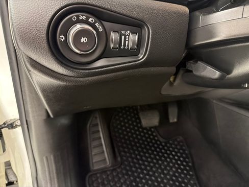 Used 2018 Jeep Renegade Altitude w/ UConnect 8.4 Nav Group AWD/4WD image 14