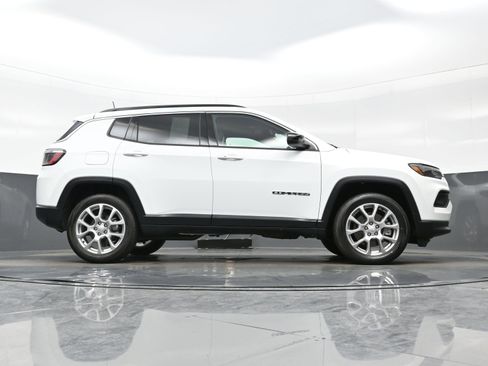 Used 2023 Jeep Compass Latitude image 32