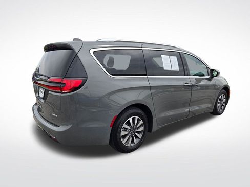 Used 2021 Chrysler Pacifica Touring-L FWD image 3
