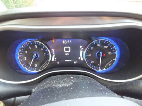 Used 2020 Chrysler Pacifica Touring-L w/ Advanced Safetytec Group FWD image 13