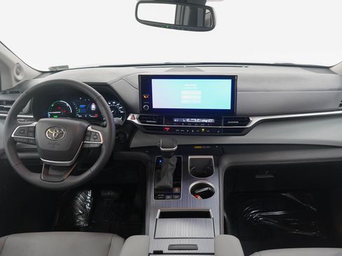 Used 2025 Toyota Sienna XLE image 14