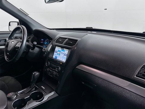 Used 2018 Ford Explorer XLT w/ Equipment Group 202A image 32