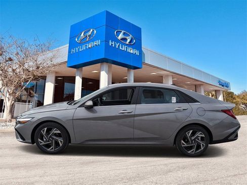 New 2025 Hyundai Elantra Limited FWD image 6