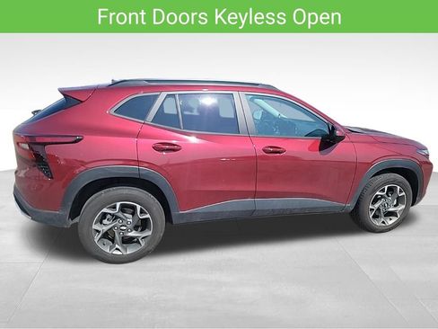 Used 2025 Chevrolet Trax LT w/ Driver Confidence Package FWD image 13