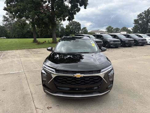 Used 2025 Chevrolet Trax LT w/ Driver Confidence Package FWD image 19