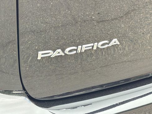 Used 2024 Chrysler Pacifica Touring-L FWD image 28