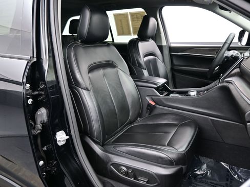 Used 2023 Jeep Grand Cherokee Limited image 14