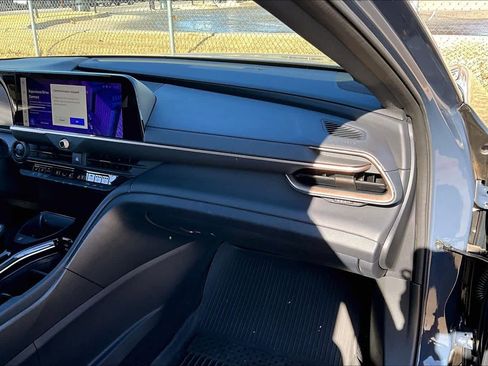 Used 2025 Toyota Crown Limited image 18