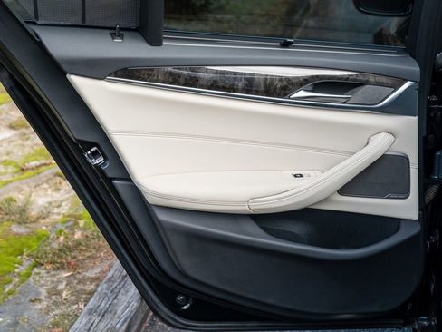 Used 2022 BMW 530i w/ Executive Package image 27