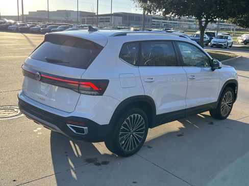 Certified 2025 Volkswagen Taos SE w/ Panoramic Sunroof Package FWD image 10