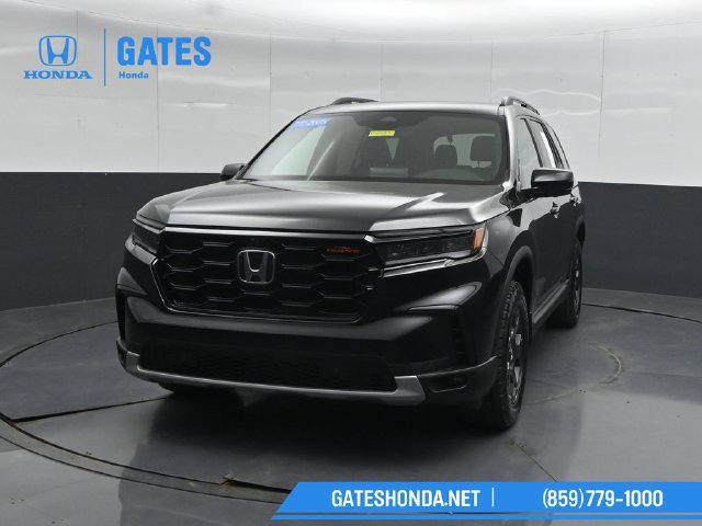 Used 2025 Honda Pilot TrailSport image 5