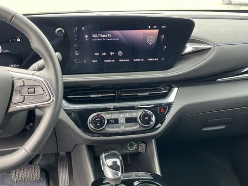 Used 2025 Buick Envista Sport Touring image 18