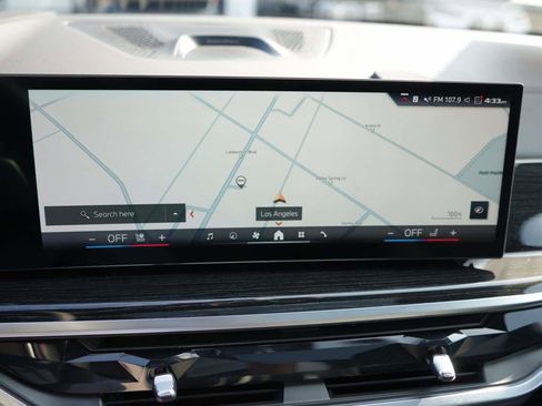 Used 2025 BMW X7 M60i image 18