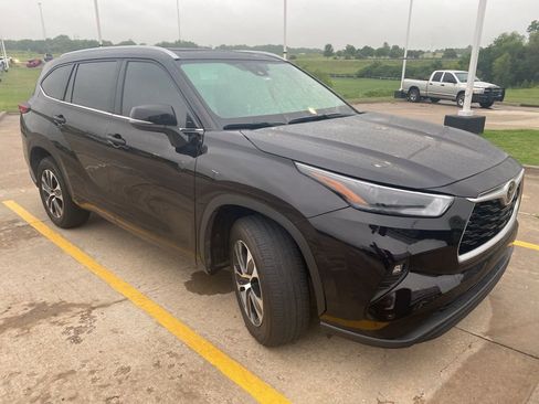 Used 2022 Toyota Highlander XLE FWD image 2