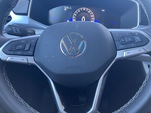 Certified 2025 Volkswagen Taos SE w/ Panoramic Sunroof Package image 21