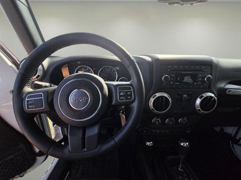 Used 2017 Jeep Wrangler Rubicon w/ Power Convenience Group AWD/4WD image 12