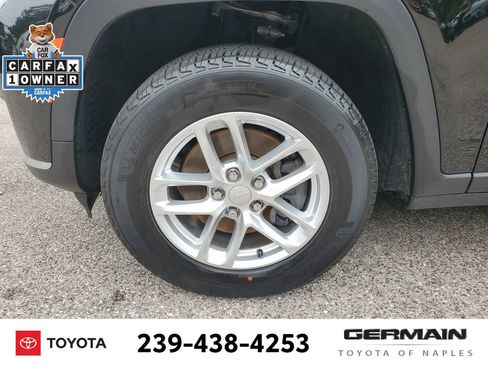 Used 2023 Jeep Grand Cherokee L Laredo RWD image 13