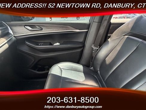 Used 2025 Jeep Grand Cherokee Limited AWD/4WD image 17