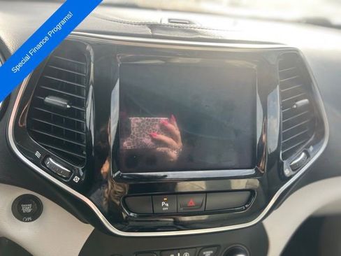 Used 2019 Jeep Cherokee Limited image 16