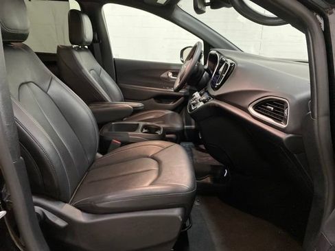 Used 2025 Chrysler Pacifica Select FWD image 78