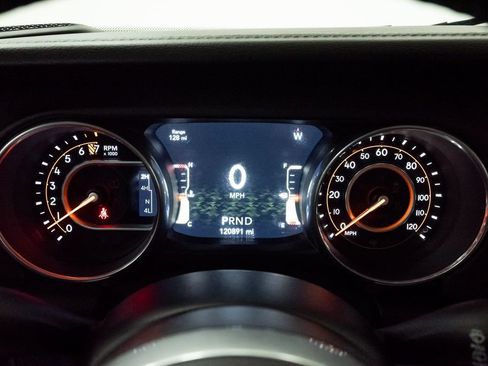 Used 2018 Jeep Wrangler Unlimited Sahara AWD/4WD image 13