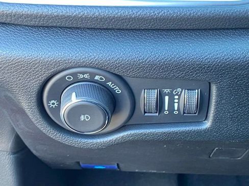 New 2026 Chrysler Pacifica Limited w/ Uconnect Theater Family Group image 28