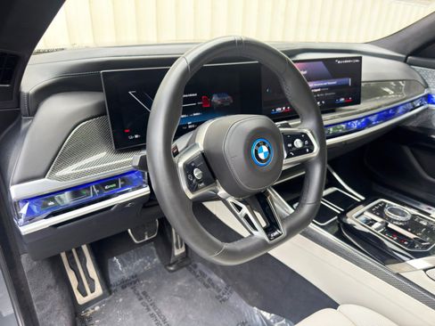Used 2023 BMW i7 xDrive60 w/ Executive Package 2 AWD/4WD image 13