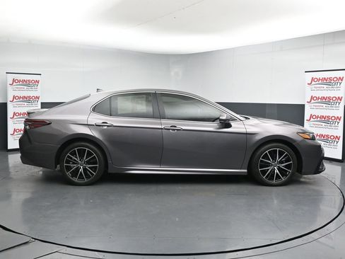 Used 2021 Toyota Camry SE FWD image 9