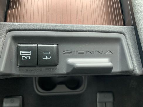 Used 2022 Toyota Sienna XLE AWD/4WD image 25