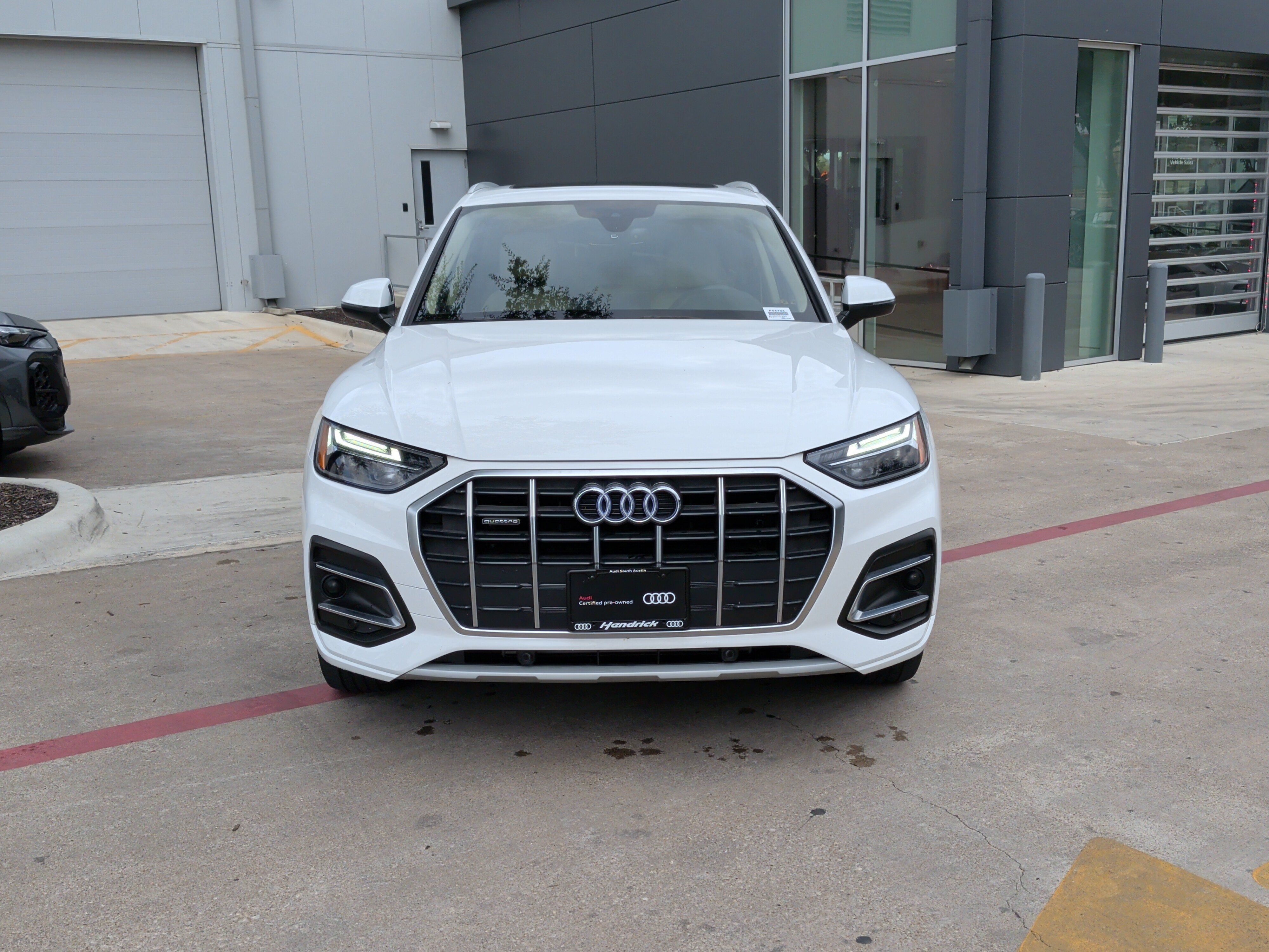 Used 2023 Audi Q5 2.0T Premium w/ Convenience Package AWD/4WD image 3