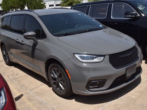 Used 2021 Chrysler Pacifica Touring-L w/ Uconnect Theater Family Group FWD image 3